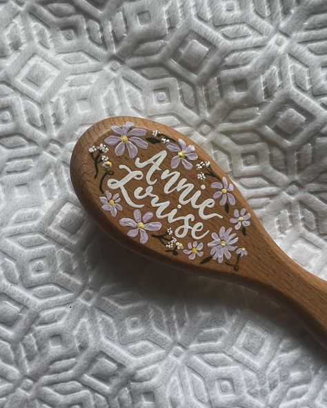 Wooden Hair Brush Painted, Painted Wooden Hair Brush, Custom Hair Brush, Hairbrush Paint Ideas, Hand Painted Hair Brush, Bridesmaid Gift Ideas Diy, Homemade Gifts For Sister, Painted Hairbrush, Painted Gift Ideas