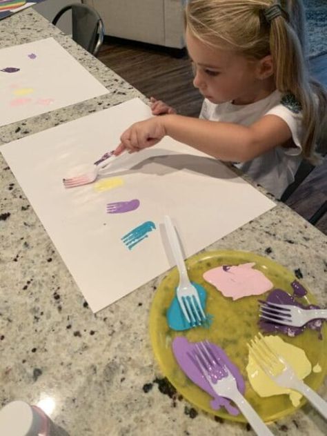 What a creative way to paint - with a fork! Love this simple, fun art activity! Fork Painting, Manners Activities, Jungle Painting, Monthly Activities, Food Activities, Activity Room, Painting Activities, Art Activity, Washable Paint