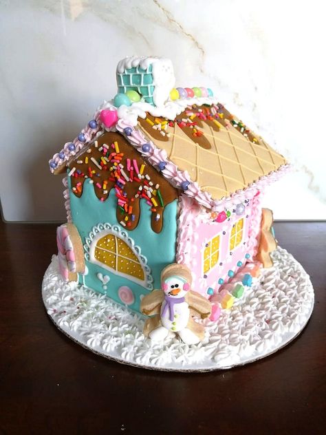 Gingerbread House With Candy, Rainbow Gingerbread House, Candy Land Gingerbread House, Themed Gingerbread House Ideas, Gingerbread House Ideas Contest, Candyland Gingerbread House, Unique Gingerbread House Ideas, Colorful Gingerbread House, Pastel Gingerbread House