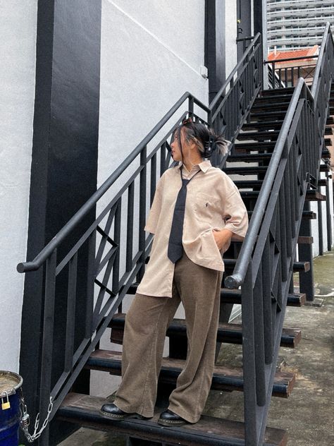 Loose Tie Outfit Men, Oversized Suit Outfit, Loose Tie Outfit, Baggy Button Up Shirt Outfits, Big Button Up Shirt Outfits, Big Shirt Big Pants Outfit, Shirt And Tie Outfits, White Collared Shirt Outfit, Casual Oversized Outfits