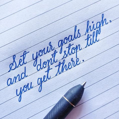 handwriterajay sur Instagram : set your goals high, and don't stop till you get there. ------------------------------------ #lifequotes #quotesgram #calligraphypractice… Handwriting Quotes, Amazing Handwriting, Calligraphy Writing Styles, Cursive Writing Practice Sheets, Handwriting Examples, Perfect Handwriting, Pretty Handwriting, Neat Handwriting, Inspirational Quotes For Students