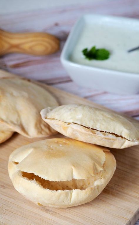 Pan Pita, Pain Pita, Pan Bread, Hamburger Bun, Pita, Yeast, Bread Recipes, Sandwiches, Dessert Recipes