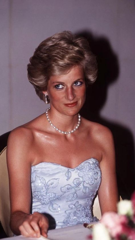 Diana Outfits, Princess Diana Dresses, Princess Diana Fashion, Princess Diana Family, Princess Diana Photos, Princess Diana Pictures, Princes Diana, Diana Fashion, Diana Princess