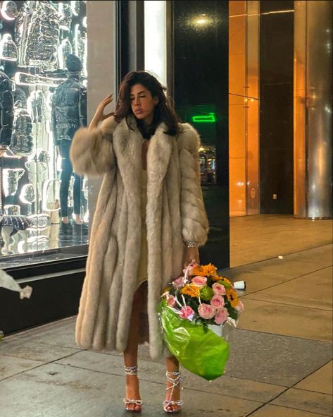 Fur Coat Outfit Dressy, Brown Fur Coat, Fur Coat Outfit, Black Fur Coat, White Fur Coat, Ibiza Outfits, Real Fur Coat, Long Leather Coat, Bella Hadid Style