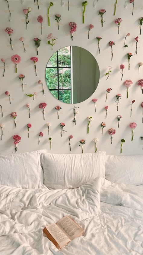 Flower Wall Behind Bed, Pastel Flower Bedroom, Aesthetic Wall Decoration Ideas, Pink Flower Bedroom Aesthetic, Flowers On The Wall Decoration, Bedroom Ideas With Flowers, Aesthetic Dorm Wall Decor, Flowers Bedroom Aesthetic, Floral Aesthetic Bedroom