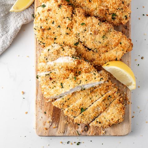 This air fryer chicken schnitzel is a quick and delicious dinner idea! With juicy, perfectly cooked chicken breast and a flavourful, golden and crispy crumb, this recipe will be a go to when you’re looking for a healthier option but still want that family favourite, classic schnitty for dinner! Schnitzel Air Fryer, Air Fryer Schnitzel, Spicy Sausage Pasta, Chicken Schnitzel, Spicy Noodles, Crispy Chickpeas, Coconut Curry Chicken, Australian Food, Spicy Sausage