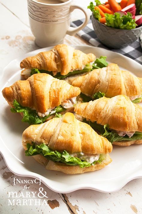 Croissant Appetizers, Croissant Sandwich Recipe, Sandwich Buffet, Veg Sandwich, Croissant Sandwich, Mini Croissants, Chicken Ham, Party Sandwiches, Vegetarian Sandwich