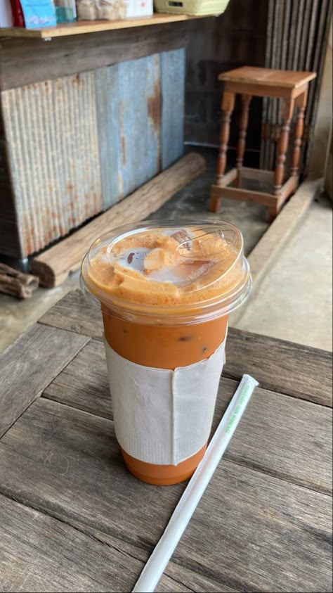 Thai Milk Tea, Cute Drinks, Small Coffee Shop, Drinks Aesthetic, Blur Photography, Food Story, Coffee Matcha, Thailand Food