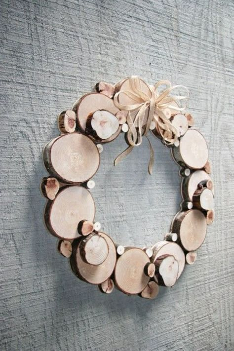 Crafts By Season, Wreath Natural, Wood Wreath, All Season Wreath, Wood Craft Projects, Wood Wall Sculpture, Wood Slice Art, Wood Slice Crafts, Wooden Wreaths