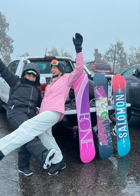 Pink Snowboard Outfit, Snowboarding Fits, White Snow Pants, Snowboarding Girls, Snowboarding Outfits, Snowboard Aesthetic, Snowboard Outfit, Outfit Inspo Pink, Snow Fits