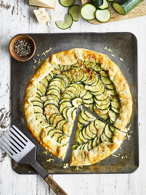 This beautiful recipe for courgette galette is easy to make, vegetarian and ready in under an hour. Plus, it looks stunning when you bring it to the table. Zucchini Galette, Courgette Recipe, Vegetarian Pie Recipes, Veg Pie, Vegetarian Pie, Seasonal Recipes, Zucchini Recipes, Easy Vegetarian, Meat Free