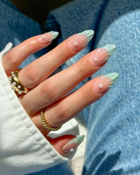 Dayanna Issey Sapiens | cutie seashell frenchies 🧜🏻‍♀️🐚🩵🌊 #nailsnailsnails #nail #nailart #3dnailart #seashellnails #mermaidnails #vacationnails | Instagram Seashell Nails, Cruise Nails, Glitter Accent Nails, Glitter Manicure, Chrome Nail Powder, Nagel Tips, Summery Nails, Mermaid Nails, Really Cute Nails