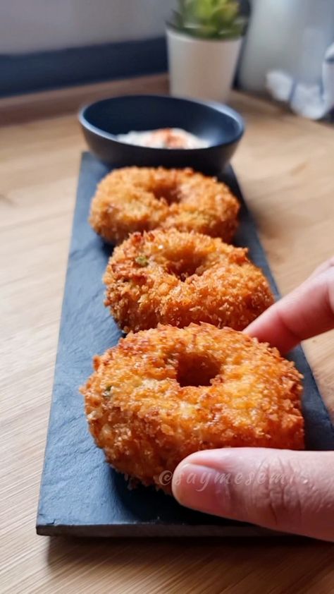 shopsivvi on Instagram: @saymesemi has a special recipe for Ramadan. Every Friday SIVVI will bring a special recipe to your table. Try these Spicy Chicken Donuts… Chicken Doughnut Recipe, Chicken Doughnut, Ramadan Special Recipes, Lunch Sides, New Things To Try, For Ramadan, Doughnut Recipe, Spicy Chicken, Special Recipes