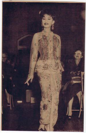 Saloma: A Shadow of the Malayan Fashion Muse (Sad Stories behind ... Vintage Asian Fashion, Photo Exhibit, Zine Design, Asian History, Batik Fashion, Vintage Fairies, Traditional Wear, Traditional Fashion, Asian Fashion