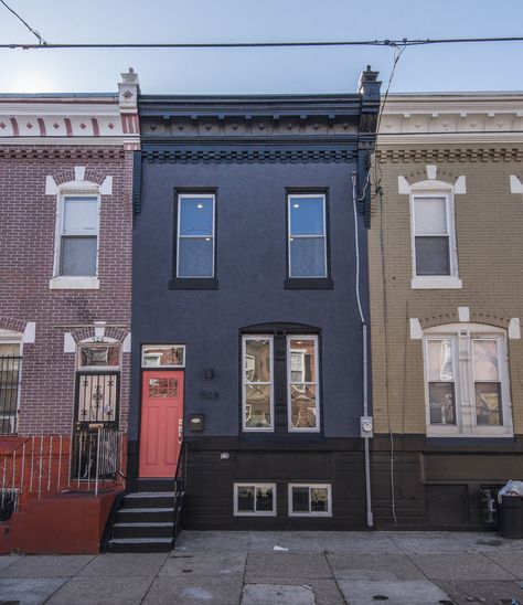 Rowhome black facade coral door stucco Row Home Exterior Paint Colors, Row Homes Exterior, Rowhome Exterior, Colonial Front Door, Black Facade, Coral Door, Brick Wall Gardens, Red Door House, Sea Villa