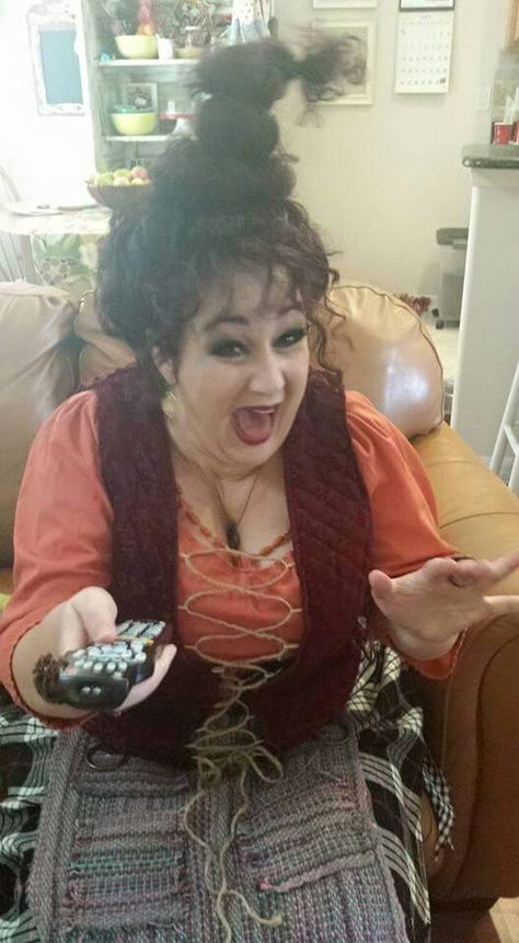 Mary Sanderson Hocus Pocus Mary Sanderson Hair Diy, Mary Sanderson Hair, Sanderson Sisters Costumes, Hocus Pocus Halloween Costumes, Kathy Najimy, Mary Sanderson, Hocus Pocus Party, Perfect Halloween Party, Halloween Hocus Pocus