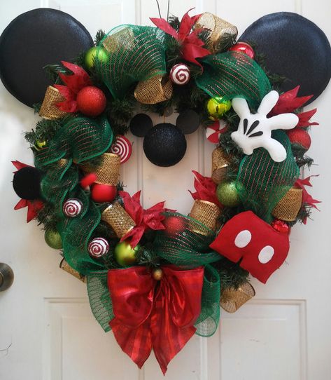 Mickey And Minnie Christmas Ornaments Diy, Christmas Tree Ideas Mickey Mouse, Mickey Mouse Door Wreath, Mickey Themed Christmas Tree, Disney Wreath Christmas, Mickey Christmas Decor, Mickey Mouse Tree Christmas, Christmas Tree Mickey Mouse, Diy Mickey Mouse Ornaments