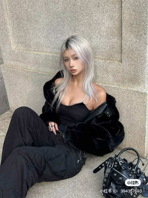 Asian Skunk Hair, Silver Hair Outfit Ideas, Silver Hair Outfits, Silver Hair Outfit, Asian White Hair, Platnium Blonde Hair, Acubi Fashion, Silver Outfits, Hair Nutrition