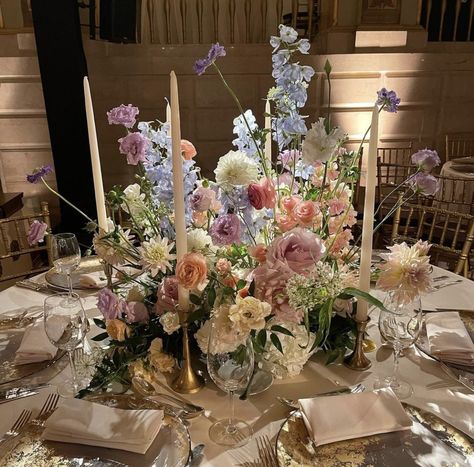 Wedding Table Decorations Centerpieces, Wildflower Wedding Theme, Summer Centerpieces, Wedding Planning Decor, Eclectic Wedding, Dream Wedding Ideas Dresses, Floral Arrangements Wedding, Garden Party Wedding, Wedding Prep