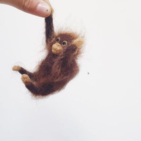 Needle Felted Monkey Tutorial, Needle Felted Monkey, Wool Felting Animals, Felting Animals, Felting Diy, Beginning Crochet, Mini Terrarium, Needle Felting Diy, Wet Felting Projects