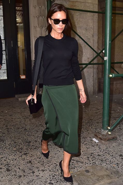 NEW YORK, NY - SEPTEMBER 07: Victoria Beckham is seen in Soho on September 7, 2014 in New York City. (Photo by Alo Ceballos/GC Images) Emerald Skirt, Visual Therapy, Mode Ab 50, Style Année 20, Beckham Style, Victoria Beckham Outfits, Victoria Beckham Style, Woman In Black, Moda Chic