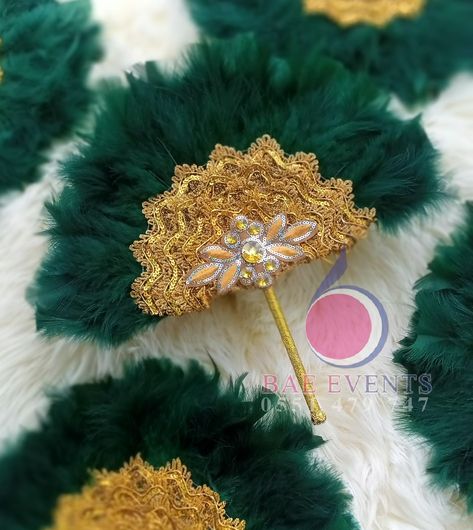 Hand Fans For Wedding Bridesmaid, Hand Fans Diy, Classy Wedding Guest Dresses, Bridal Fan, African Bridesmaids, Hand Fans For Wedding, African Traditional Wedding, Henna Party, Feather Fan