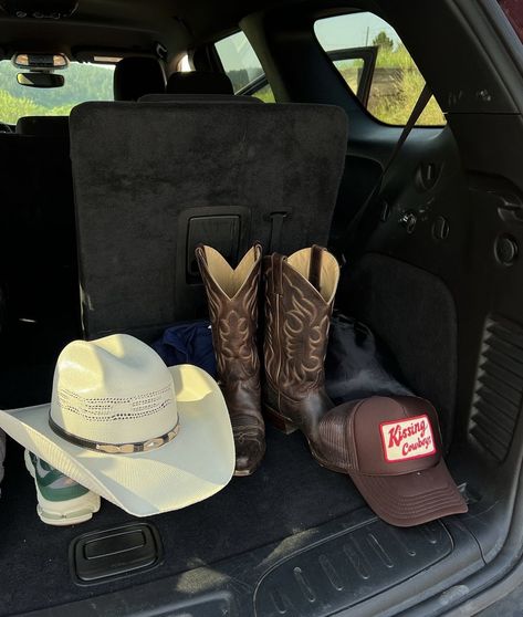 Country Records Aesthetic, Country Car Aesthetic, Punchy Aesthetic Pictures, Cowboy Life Aesthetic, Cowgirl Asethic Pictures, Clean Country Aesthetic, Winter Western Aesthetic, Brunette Cowgirl Aesthetic, Girly Country Aesthetic