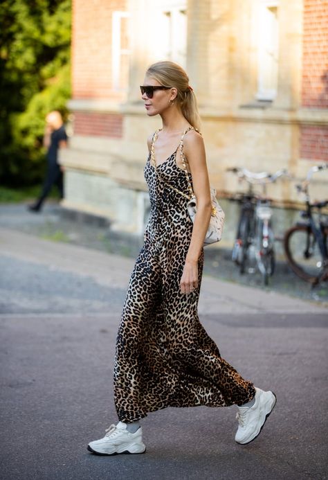 Copenhagen Fashion Week Street Style Fashion Week 2021 Street Style, Tops Transparentes, Printed Dress Outfit, Copenhagen Fashion Week Street Style, Leopard Print Maxi Dress, Copenhagen Fashion, Printed Summer Dresses, Copenhagen Style, Copenhagen Fashion Week