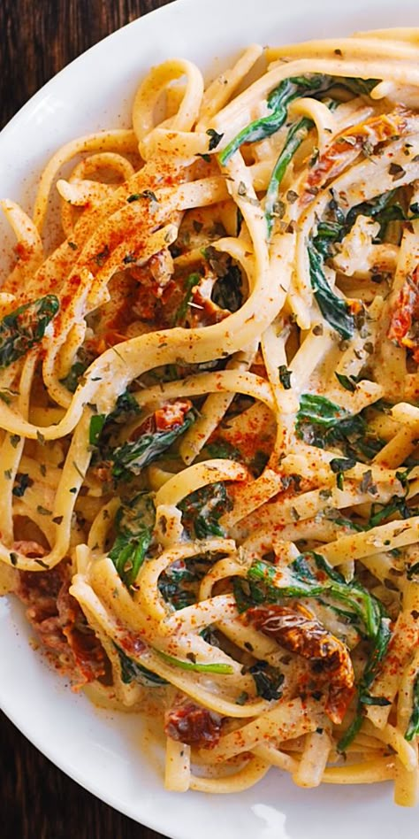 Creamy Linguine with Spinach and Sun-Dried Tomatoes Veggie Linguine Recipes, Spinach Sundried Tomato, Creamy Linguine, Simple Italian Pasta, Creamy Italian Pasta, Italian Pasta Sauce, Pasta With Spinach, Linguine Recipes, Tomato Cream Sauce