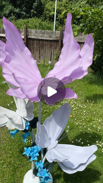 Giant Butterfly Decorations, Butterfly Wings Diy, Diy Butterfly Decorations, Diy Papillon, Baby Christmas Decorations, Alter Flowers, Giant Butterfly, Fairy Tale Crafts, Butterfly Video