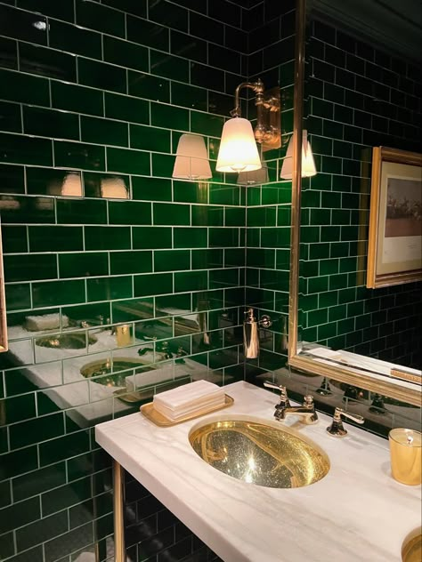 Bathroom Aesthetic Dark, Jewel Tone Bathroom, Harry Potter Hotel, Emerald Bathroom, Dark Academia Interior Design, Academia Interior Design, English Apartment, Green Powder Room, Aesthetic Dark Green