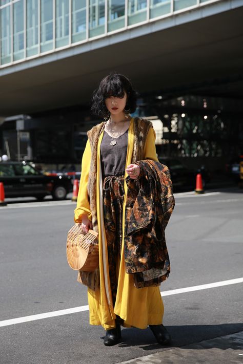 Image from Fashionsnap.com Alt Street Style, Street Style Tokyo, Estilo Harajuku, 일본 패션, Walking Down The Street, Tokyo Street Fashion, Asian Street Style, Tokyo Fashion, Japanese Street Fashion