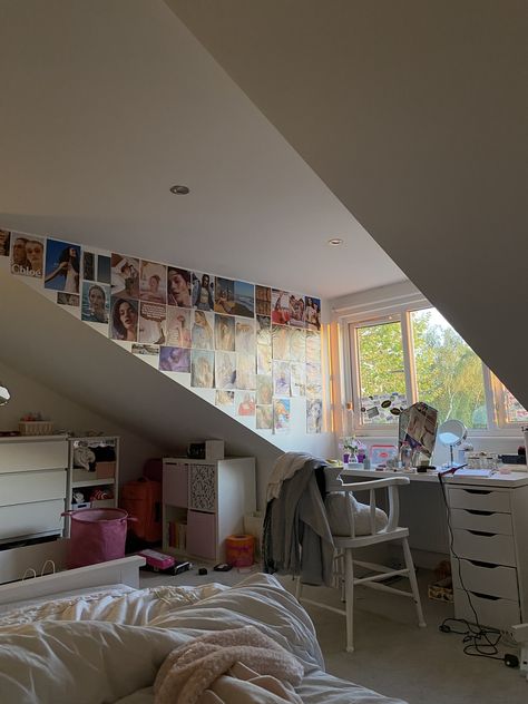 Room Inspiration Slanted Roof, Sunroof Room, Roof Room Bedroom, Aesthetic Loft Bedroom, Loft Bedroom Aesthetic, Attic Bedroom Aesthetic, Girls Bedroom Makeover, Loft Room, Attic Bedroom