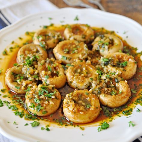 Sauteed Spanish Mushrooms with Garlic and Paprika - Spain on a Fork Spanish Garlic Mushrooms, Spanish Mushrooms Tapas, Spanish Mushrooms, Spaniard Food, Spanish Dish, Spanish Tapas Recipes, Tapas Party, Tapas Dishes, Spanish Recipes