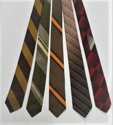 Vintage neckties from the 1940s, 1950s, 1960s, 1970s. Skinny, narrow, or wide. Silk, rayon, and polyester. Mod and retro designer men's ties. Club ties, stripes, solid, abstract, and swing neckwear. 1960s Fashion Mens, 1950s Mens Fashion, School Ties, Vintage Ties, Heart Costume, 1950s Mens, Fraggle Rock, Nerd Fashion, Men's Ties