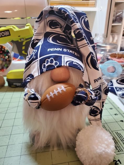 Basketball Gnome Diy, Sports Gnomes Diy, Football Gnomes Diy, Character Gnomes, Sports Gnomes, Grinch Gnome, Football Gnome, Gnome Ideas, Gnome Diy