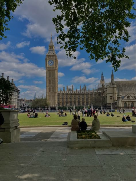 Summer In London Aesthetic, London Aesthetic Summer, England Summer Aesthetic, London Summer Aesthetic, London In Summer, Aesthetic Landscapes, Summer In London, University Abroad, London Vibes