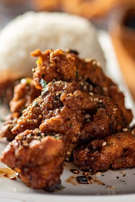 How to Make Hawaii's Best Fried Garlic Furikake Chicken - 'Ono Hawaiian Recipes Chicken Brine, Ono Kine Recipes, Deep Fried Chicken, Best Chicken Dishes, Fried Garlic, Hawaiian Recipes, Hawaiian Dishes, Garlic Chicken Recipes, Hawaii Food