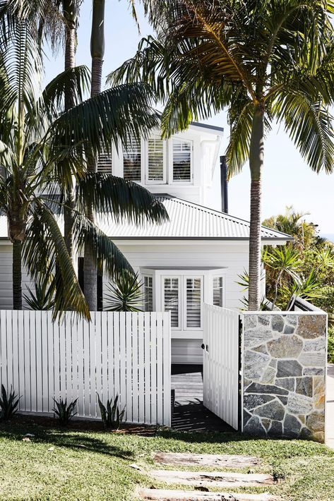 23 Wonderful Weatherboard Houses Hamptons House Exterior, Coastal Exterior, Weatherboard House, White Exterior Houses, Beach House Exterior, Beach Retreat, Exterior Cladding, Hamptons House, Beach House Design