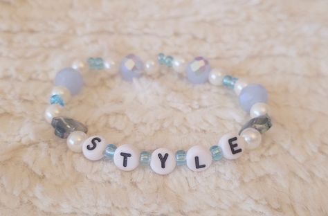 Taylor Swift Style Bracelet, Taylor Swift Friendship Brackets, Style Bracelet Taylor Swift, Era Tour Bracelet Ideas, Taylor Swift Eras Your Bracelet, Eras Tour Friendship Bracelets Aesthetic, Bead Bracelets Taylor Swift, 1989 Taylor Swift Bracelet Ideas, 1989 Taylor Swift Friendship Bracelet