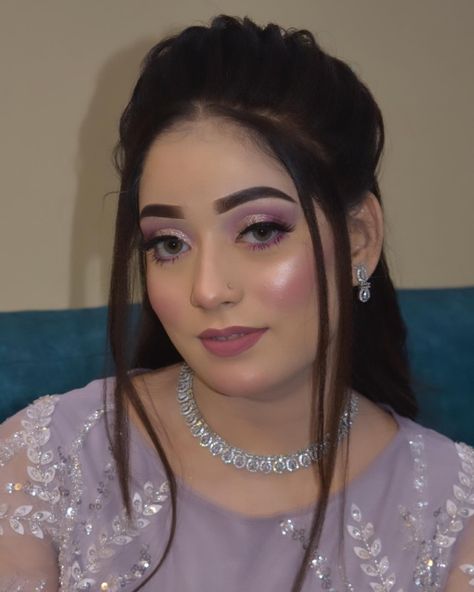 Very Easy Makeup, Bride Eye Makeup, Pakistani Makeup Looks, Eyes Hazel, Pakistani Makeup, Party Eye Makeup, Peacock Crafts, Bff Photography, Engagement Look