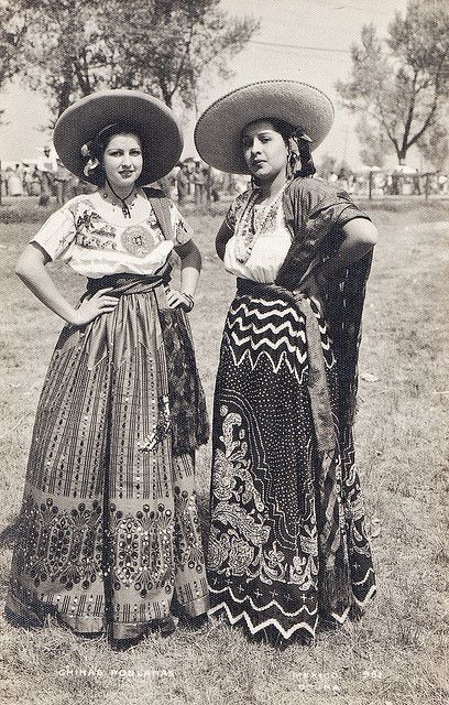 Gorgeous full beaded skirts are part of the traditional costume (el traje típico or la vestimenta cultura) of Mexico. Photo is a vintage undated postcard with no attribution. Mexico Costume, Mexican Revolution, Mexican Fashion, Mexican Heritage, Wilde Westen, Beaded Skirt, Mexican Outfit, Mexican Women, Mexican Dresses