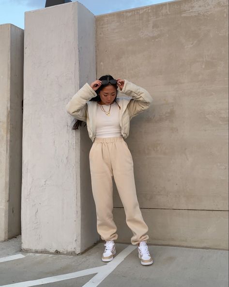 Cream Sweatpants Outfit Winter, Beige Sweatpants Outfit, Tan Joggers Outfit Women, Outfits Con Jogger, Cream Sweatpants Outfit, Beige Sweatpants Outfits, Yellow Pants Outfit, Beige Sweatpants, Flight Outfit