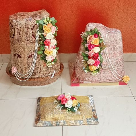 Wedding Platters, Indian Wedding Gifts, Wedding Gift Items, Thali Decoration Ideas, Trousseau Packing, Wedding Gift Pack, Simple Birthday Decorations, Bridal Gift Wrapping Ideas, Personalized Wedding Decor