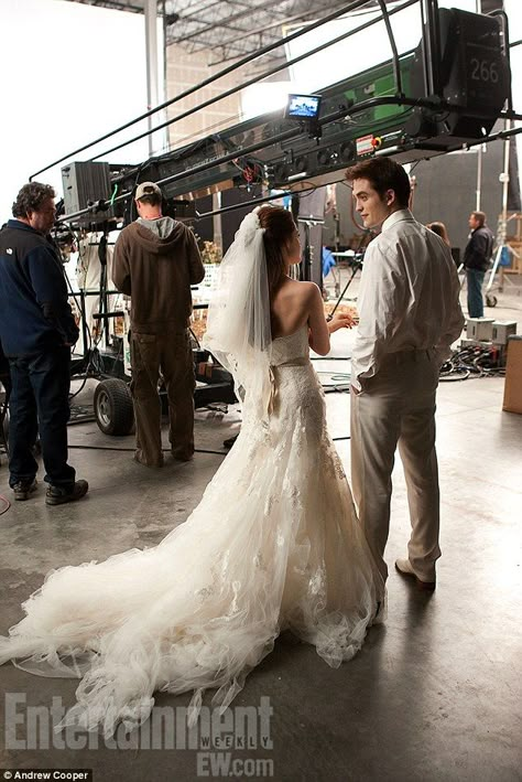 Robert Pattinson and Kristen Stewart in behind-the-scenes photo filming Breaking Dawn dream sequence wedding | Daily Mail Online Breaking Dawn Wedding Dress, Breaking Dawn Wedding, Kirsten Steward, Twilight Wedding, Kristen And Robert, Vampire Twilight, Twilight Moon, Robert Pattinson Twilight, Twilight Saga Series