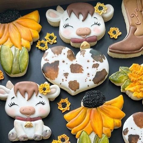 Cow And Sunflower, Diy Cookies, Sunflower Birthday Parties, Sunflower Cookies, Cow Cookies, Cow Sunflower, Pecan Desserts, Farm Cookies, Sunflower Birthday