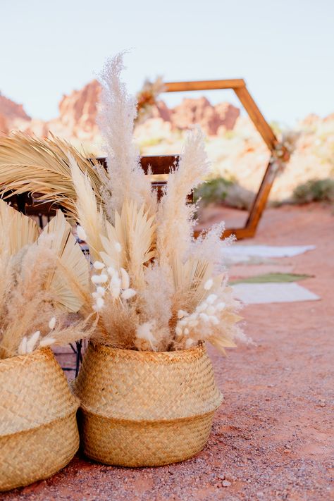 Pampas Grass Arch, Wedding With Pampas, Boho Western Wedding, Grass Centerpiece, Boho Wedding Ideas, Palm Wedding, Desert Boho, Ceremony Aisle, Tropical Boho