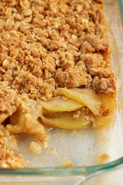 All the warm flavors of fall come together in this apple crumble with crisp grannysmith apples and a caramelized cinnamon oat topping. Apple Crumble With Oats, Apple Crumble Topping, Oatmeal Crumble Topping, Apple Crumble Cake, Oatmeal Toppings, Apple Crumble Recipe, Blueberry Breakfast Cake, Apple Crumb, Apple Oatmeal