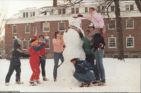 80s Winter Aesthetic, 90s College Aesthetic, Building A Snowman, Christmas Dreaming, Christmas Time Is Here, Christmas Feeling, Old Christmas, Christmas Tree Farm, Vintage Winter