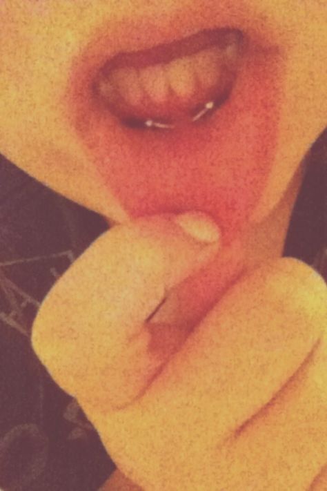 Anti-smiley or frowny piercing Piercing Ideas Smiley, Frowny Piercing Mouth, Frowny Piercing, Hidden Piercings, Tongue Web, Hide Piercings, Tongue Web Piercing, Web Piercing, Piercing Inspo